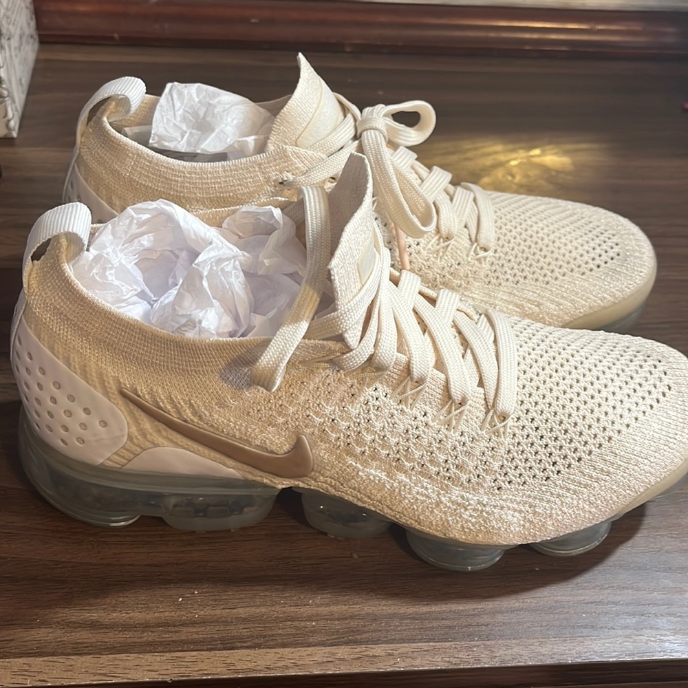 Women Vapormax size 8